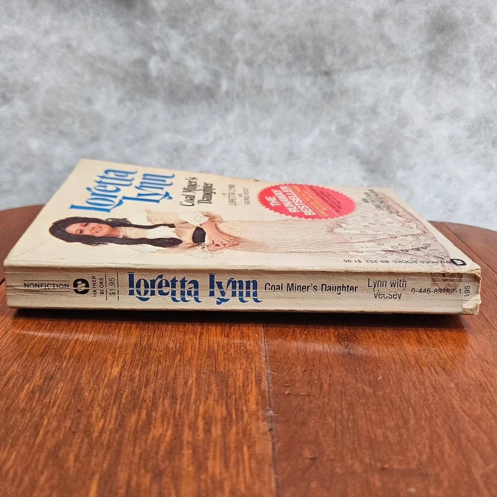 Loretta Lynn Coal Miners Daughter Autobiography Book 1976 Runaway Bestseller‎